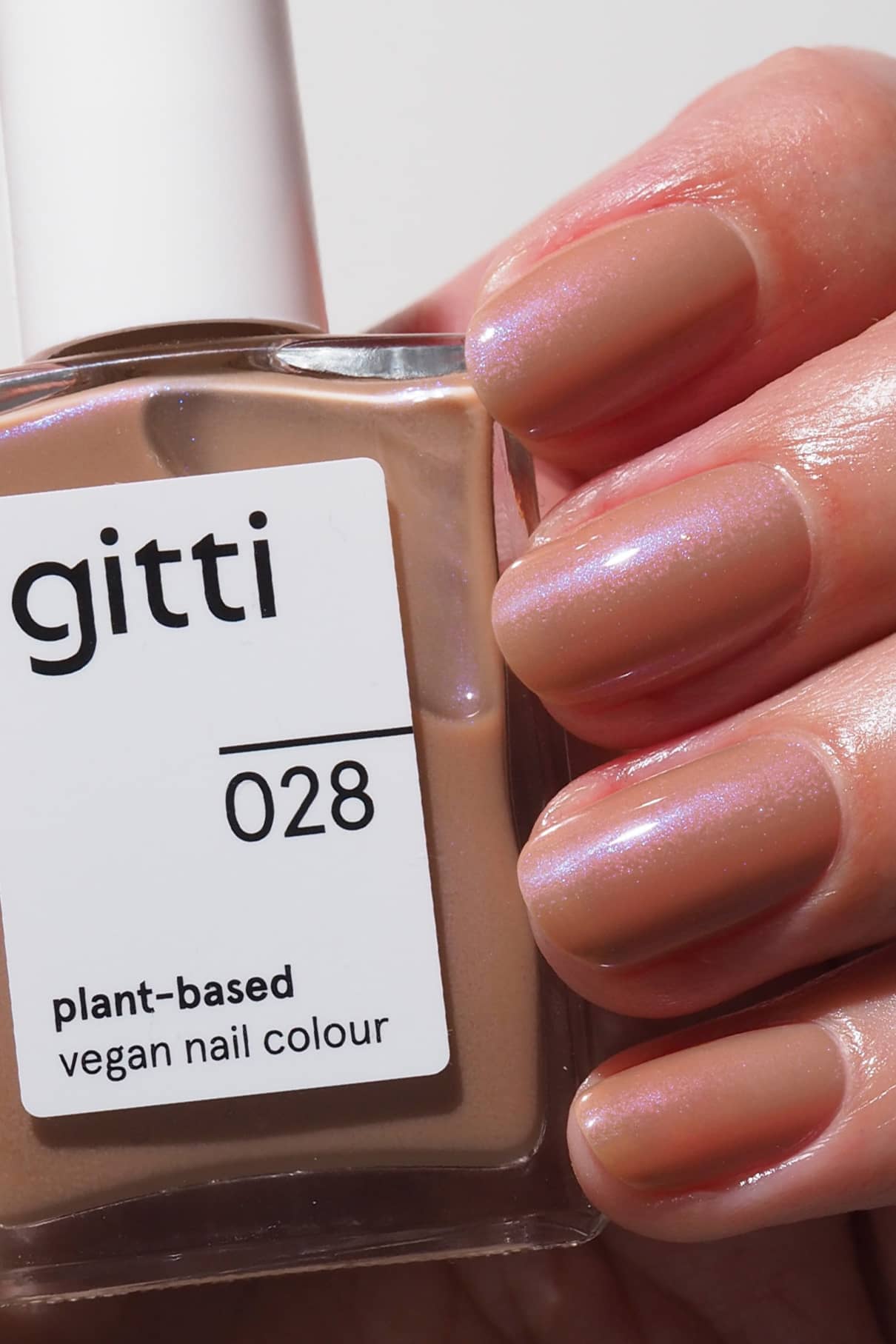 gitti-no-028-veganer-nagellack-in-mokkabraun-mit-blauem-schimmer image 2