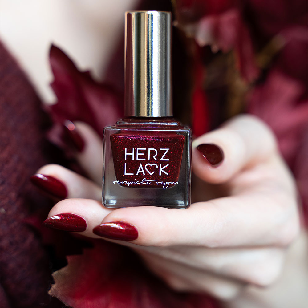 herzlack-blutahorn-veganer-nagellack-dunkelrot-glitzer-11ml image 5