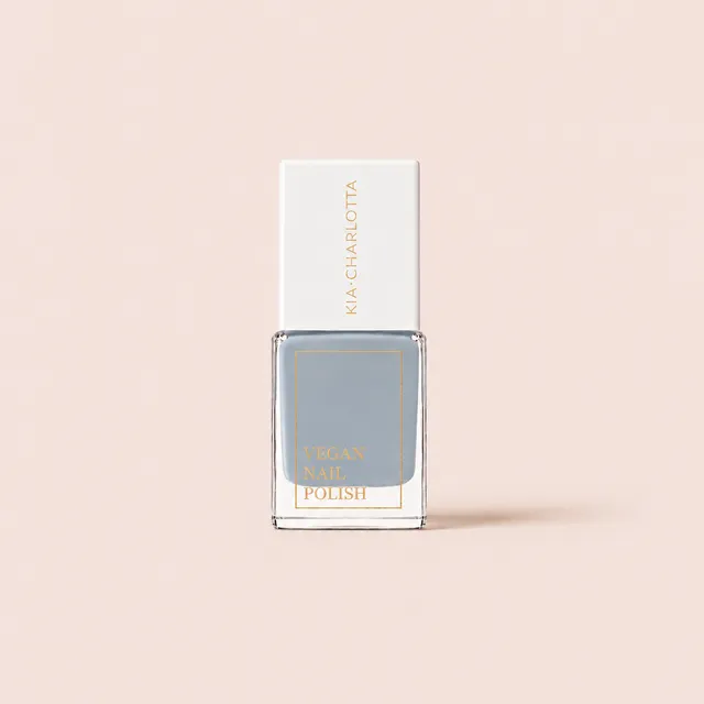 kia-charlotta-bloom-from-within-veganer-nagellack-blau-grau-deckend image 1