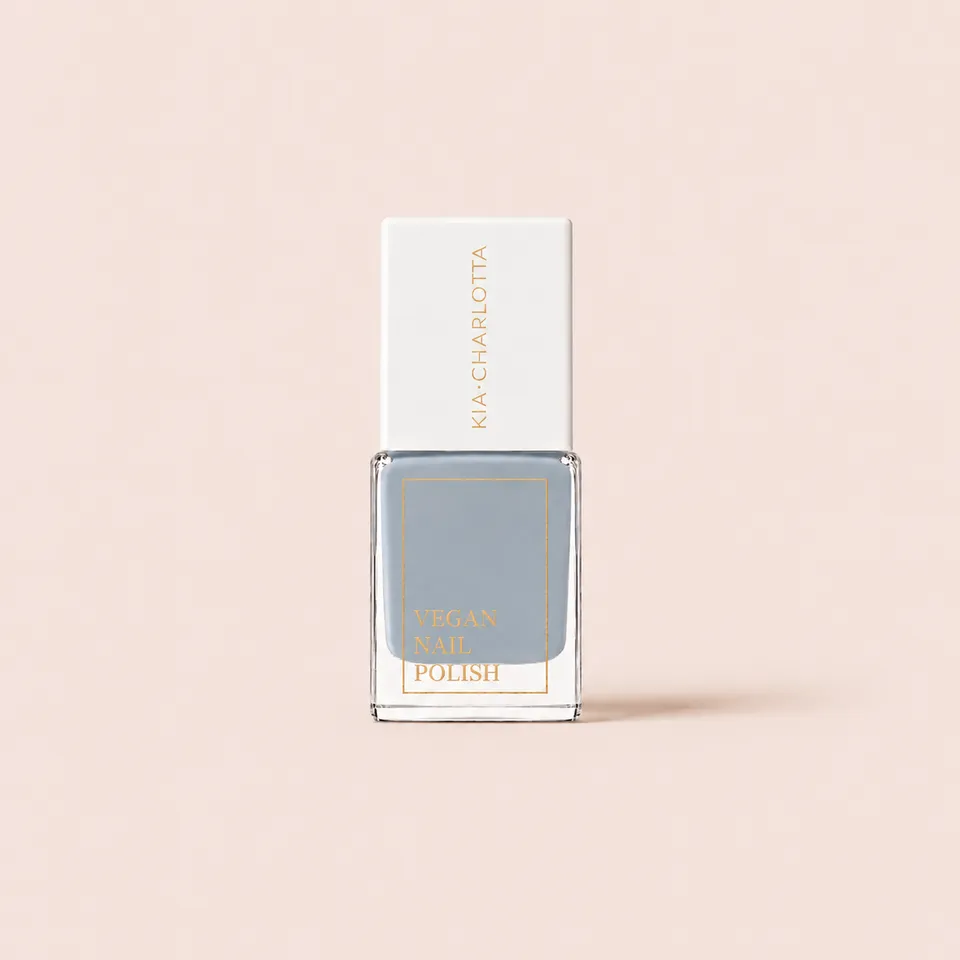 kia-charlotta-bloom-from-within-veganer-nagellack-blau-grau-deckend image 1