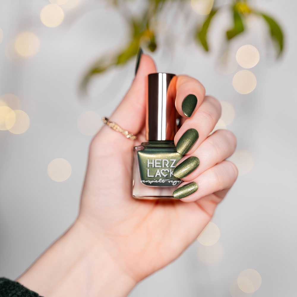 herzlack-unterm-mistelzweig-veganer-nagellack-gr-n-mit-gold-schimmer-aus-weihnac image 7