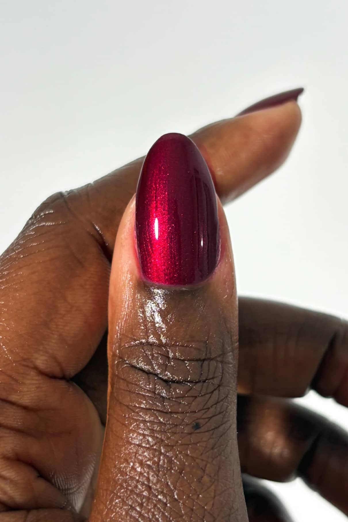 gitti-no-216-pflanzenbasierter-nagellack-tiefes-rot-mit-schimmer image 4