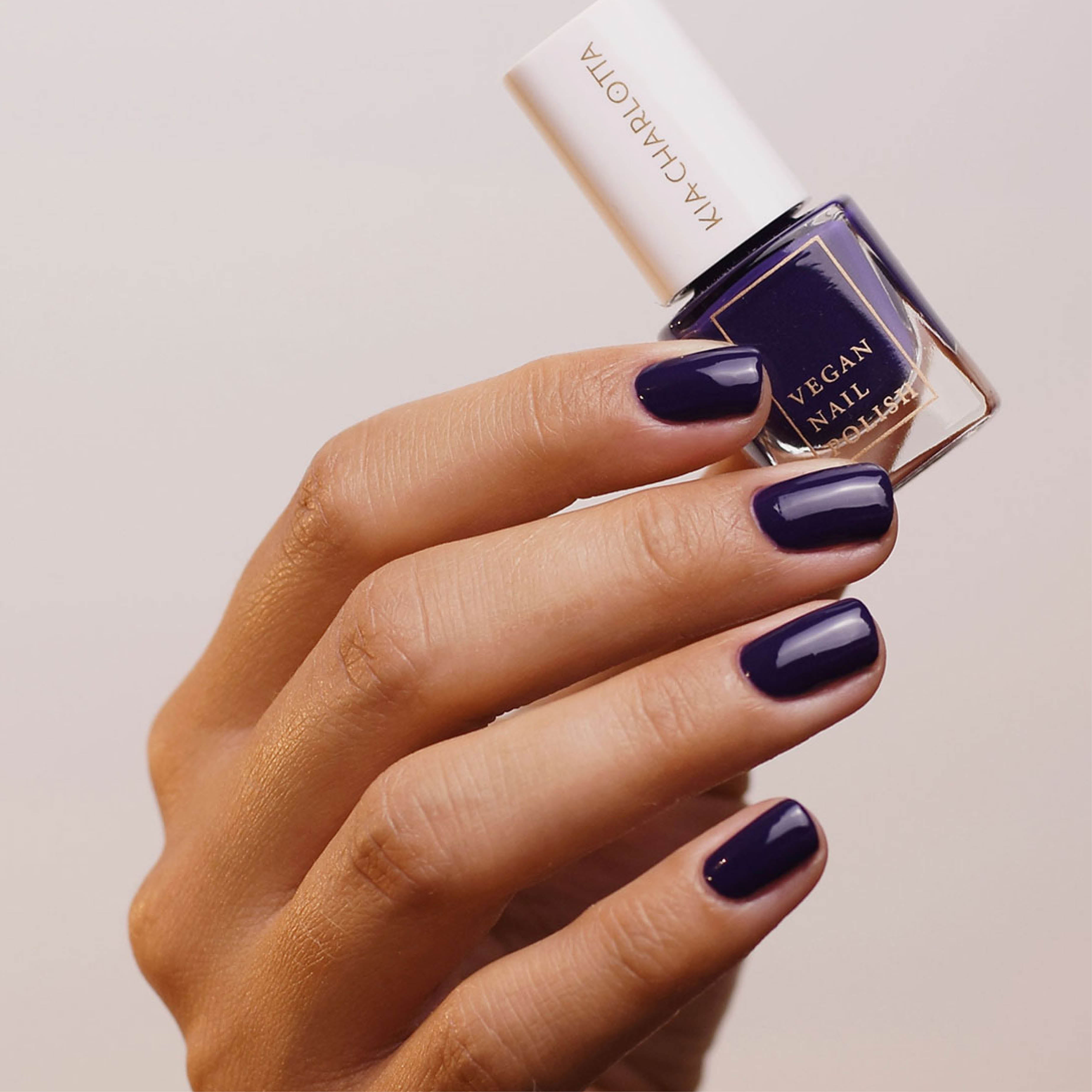 kia-charlotta-pretty-awesome-veganer-nagellack-dunkle-pflaume image 2