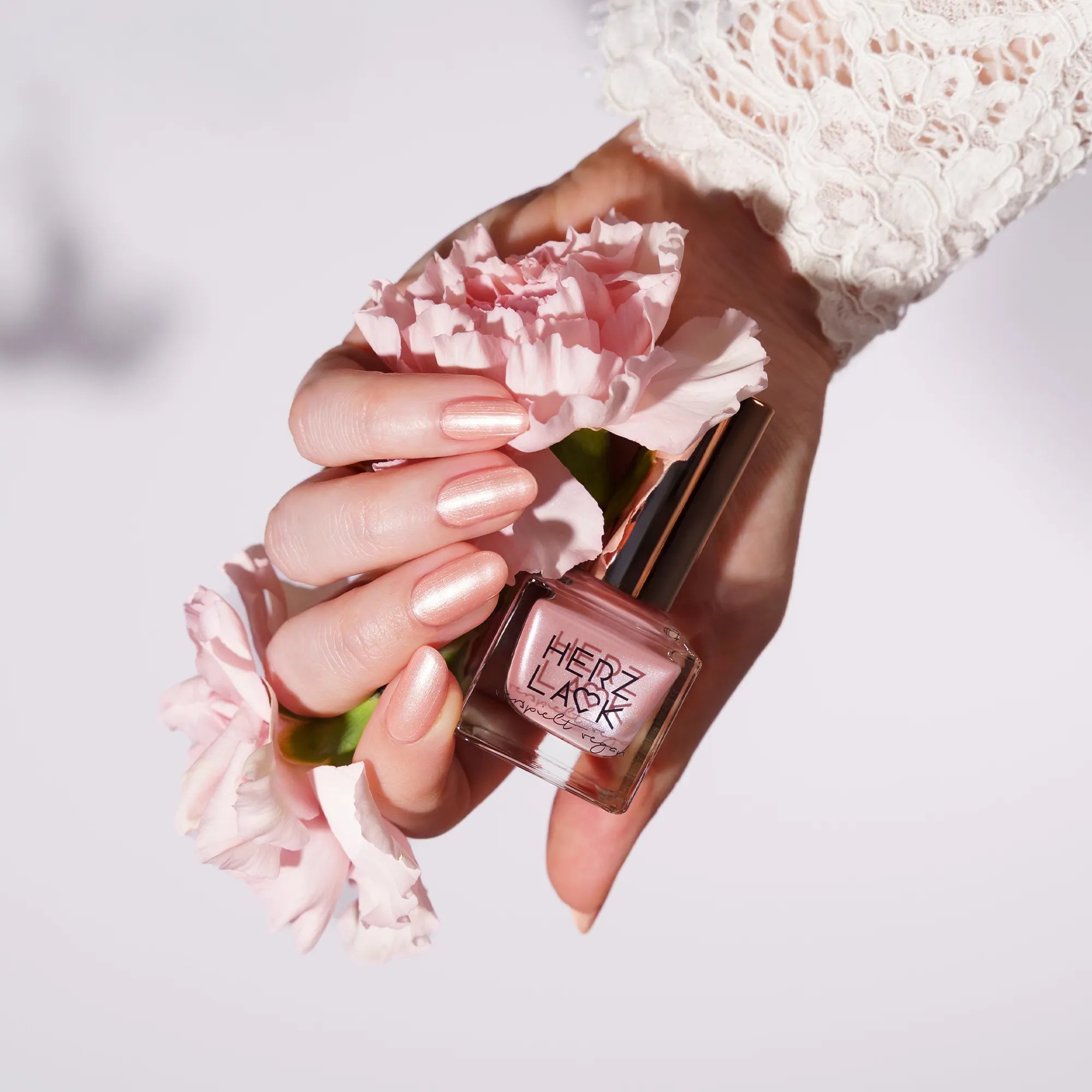 herzlack-seidenkuss-perliges-rosa-frost-nagellack-hochzeit-11-ml image 8