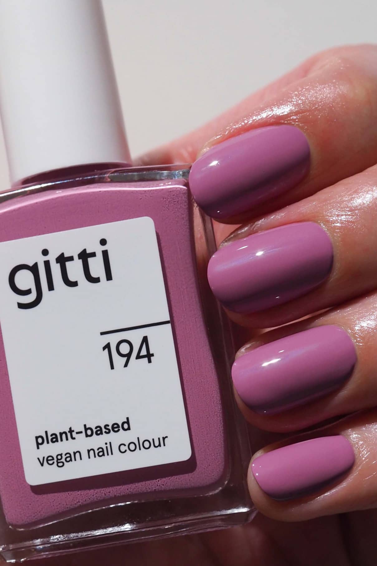 gitti-no-194-plant-based-nagellack-in-mauve-mit-blauem-unterton image 2