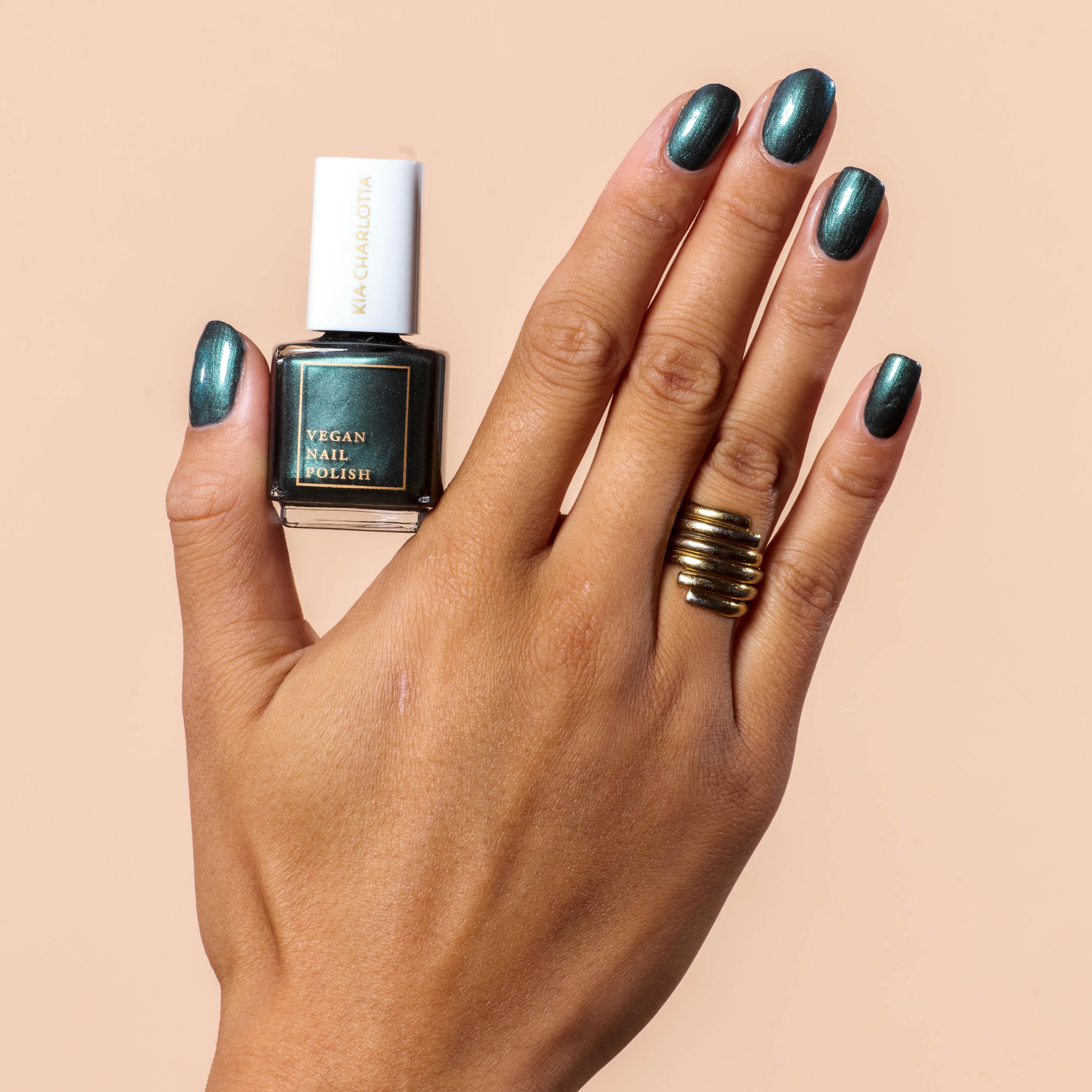 kia-charlotta-sleep-well-veganer-nagellack-dunkles-tannengr-n-schimmer image 2