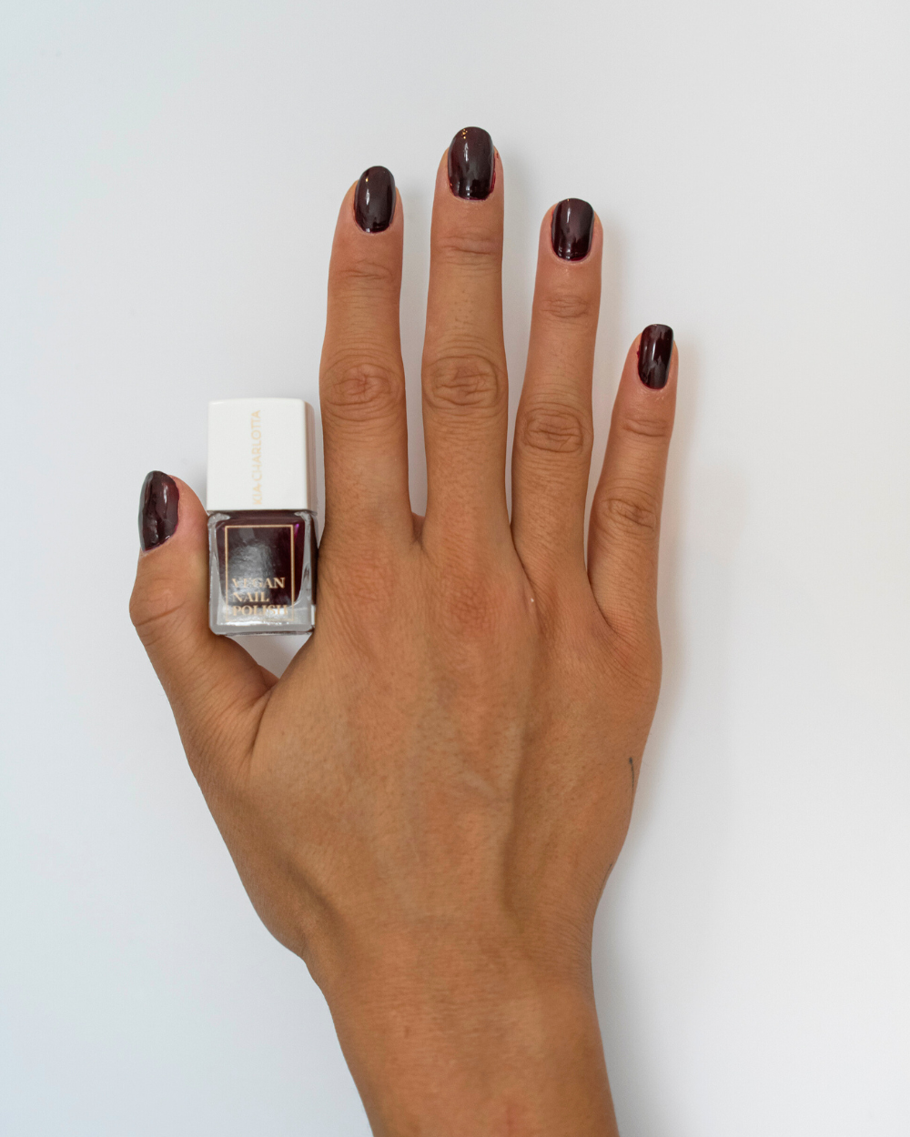 kia-charlotta-noble-veganer-nagellack-burgunderrot image 3