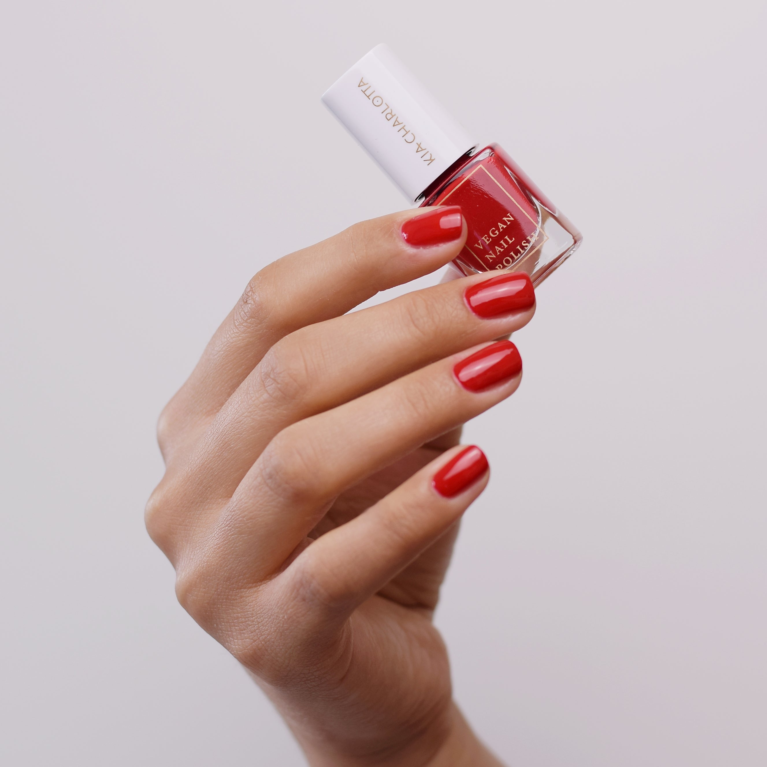 kia-charlotta-nagellack-hustle-beerenrot image 2