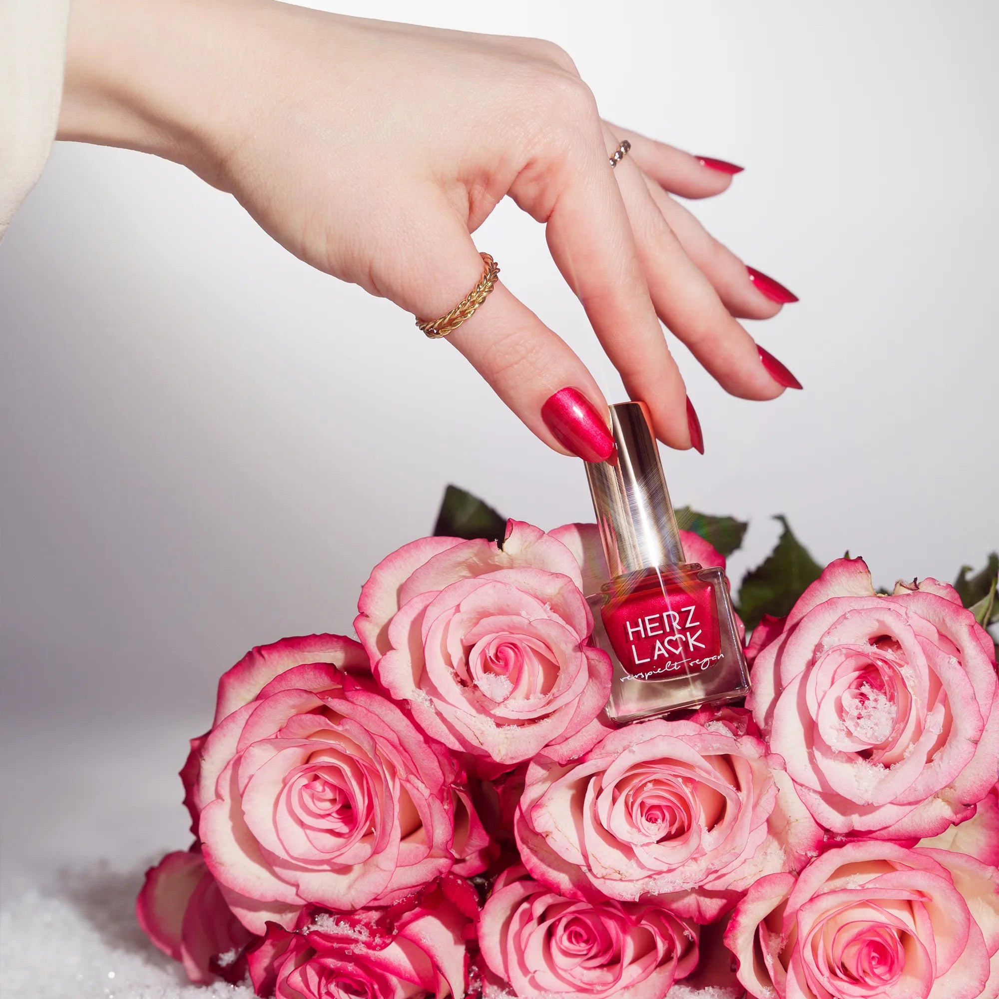 herzlack-l-amour-veganer-nagellack-tiefrot-mit-rot-pink-schimmer-11-ml image 8