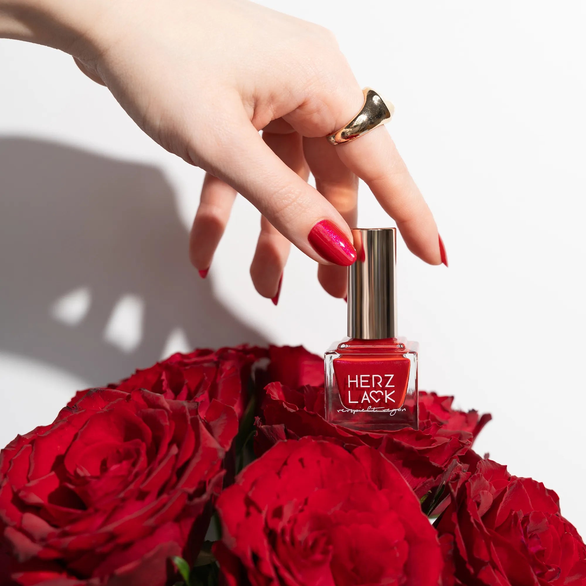 herzlack-rosenrot-veganer-nagellack-rot-mit-rot-pink-schimmer-11ml image 6