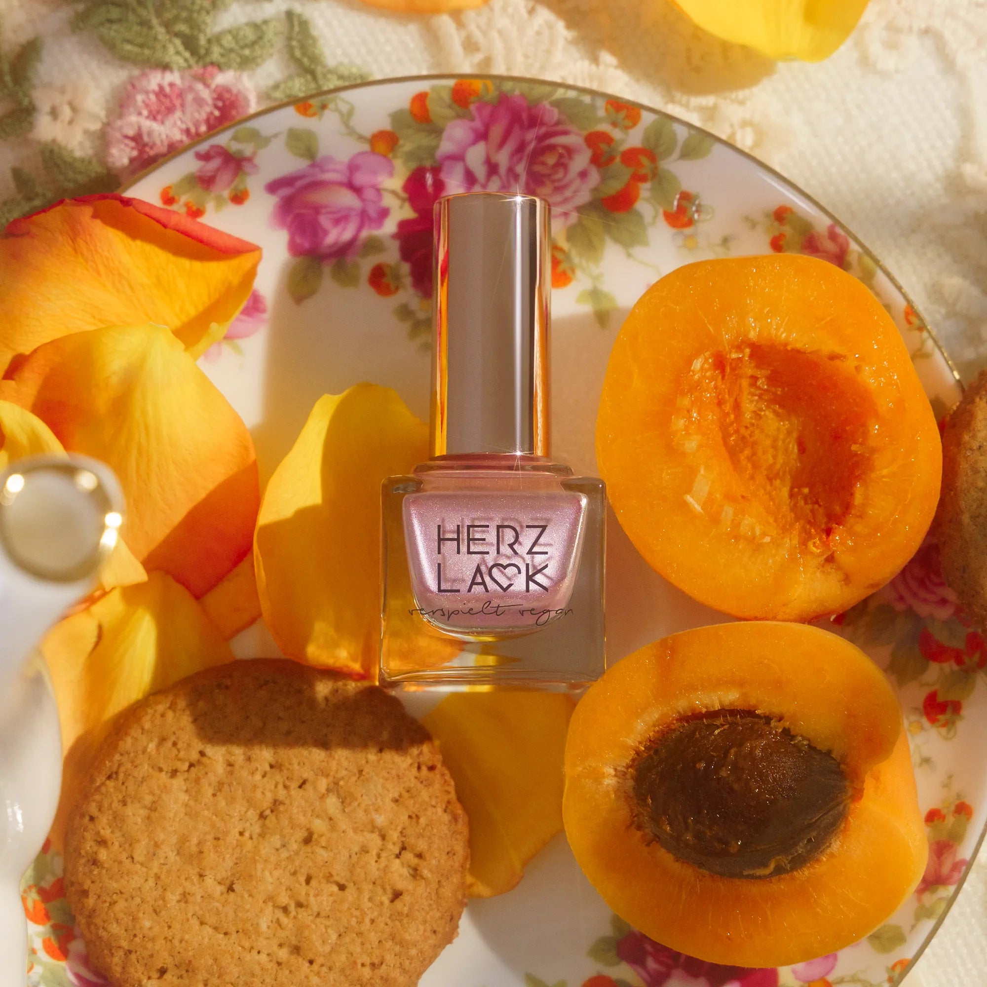 herzlack-lady-apricot-veganer-nagellack-11-ml-ros-apricot-schimmer image 6