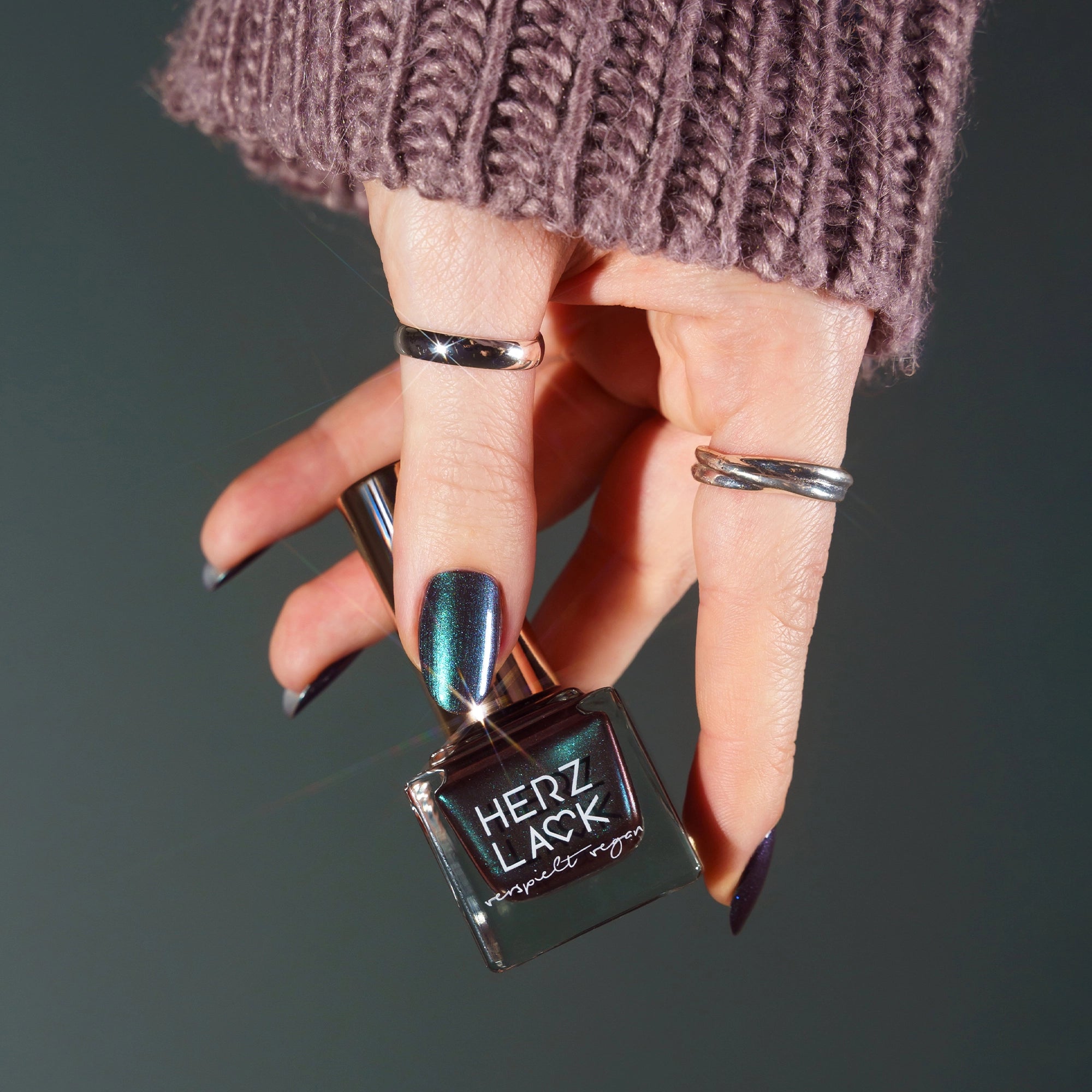 herzlack-auroramoos-veganer-nagellack-erdiges-gr-n-mit-duochrome-aus-nebel-im-no image 3