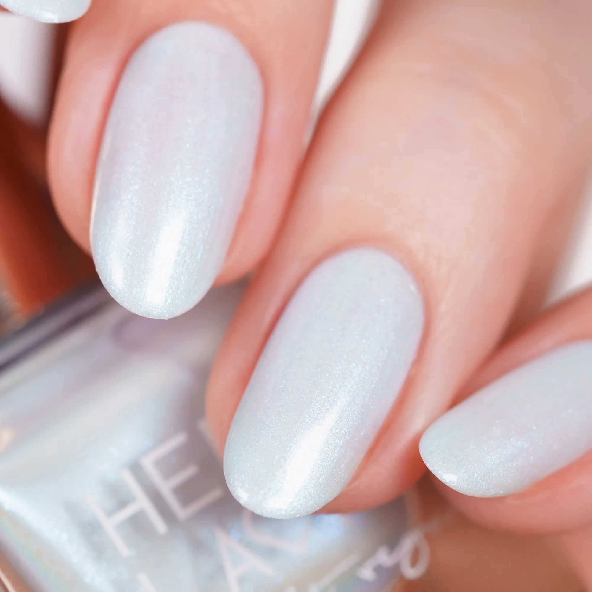 herzlack-azura-veganer-nagellack-hellblau-duochrome-rosa-11ml image 3