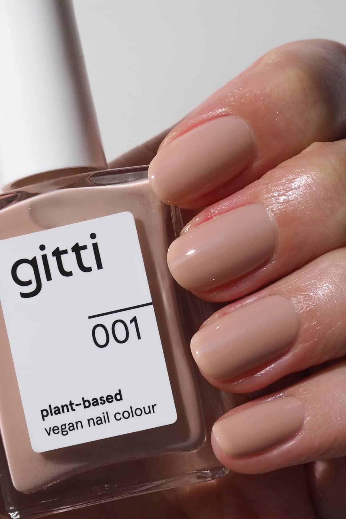 gitti-no-001-plant-based-nagellack-helles-beige-glanz image 2