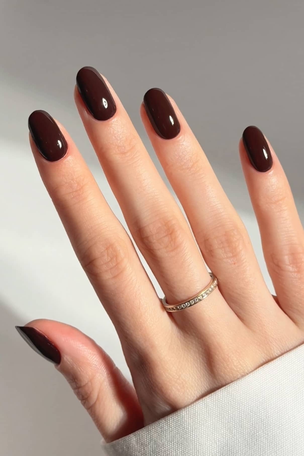 gitti-no-045-plant-based-nagellack-tiefes-dunkles-schokoladenbraun image 3