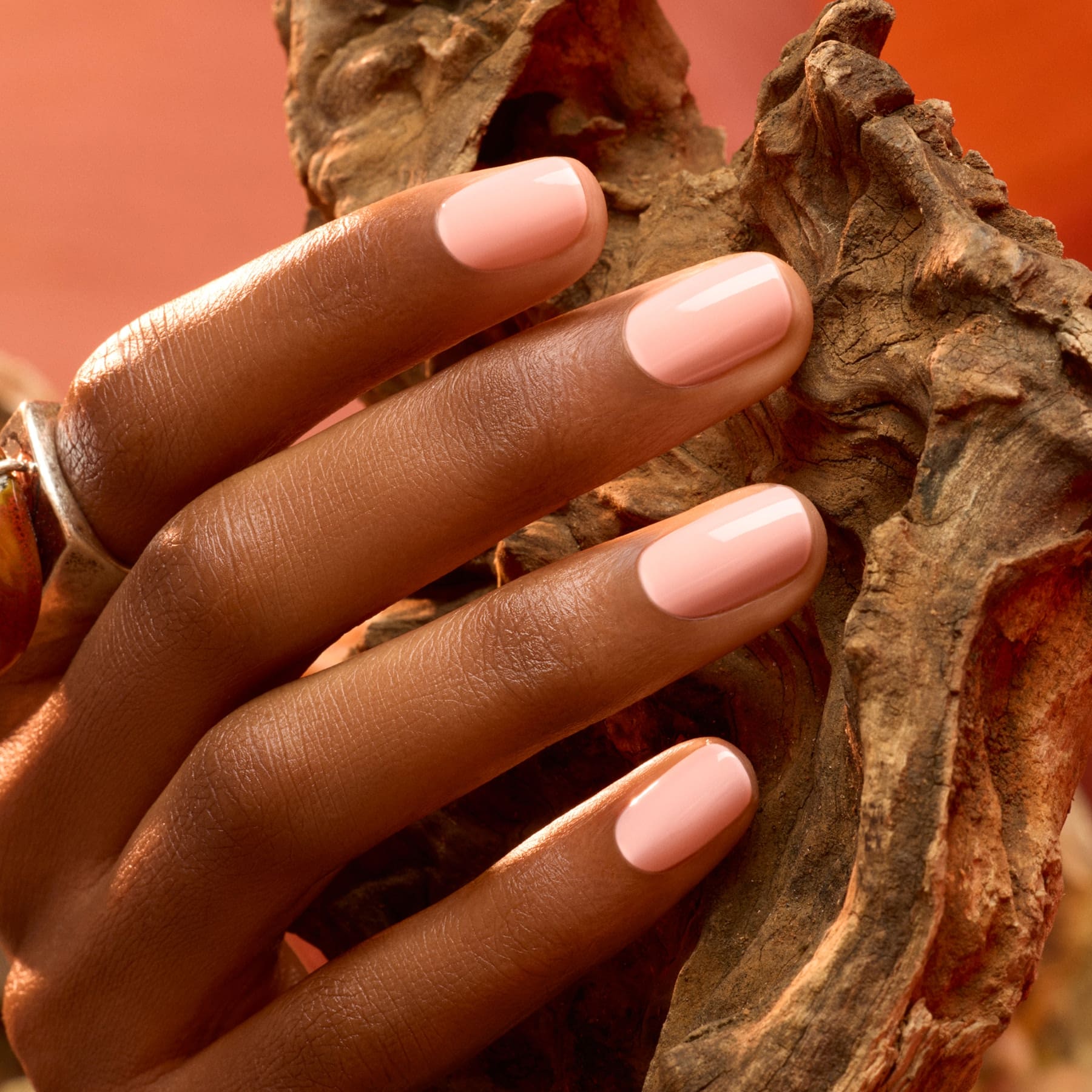 manucurist-green-flash-milky-peach-led-semi-permanent-nagellack image 2
