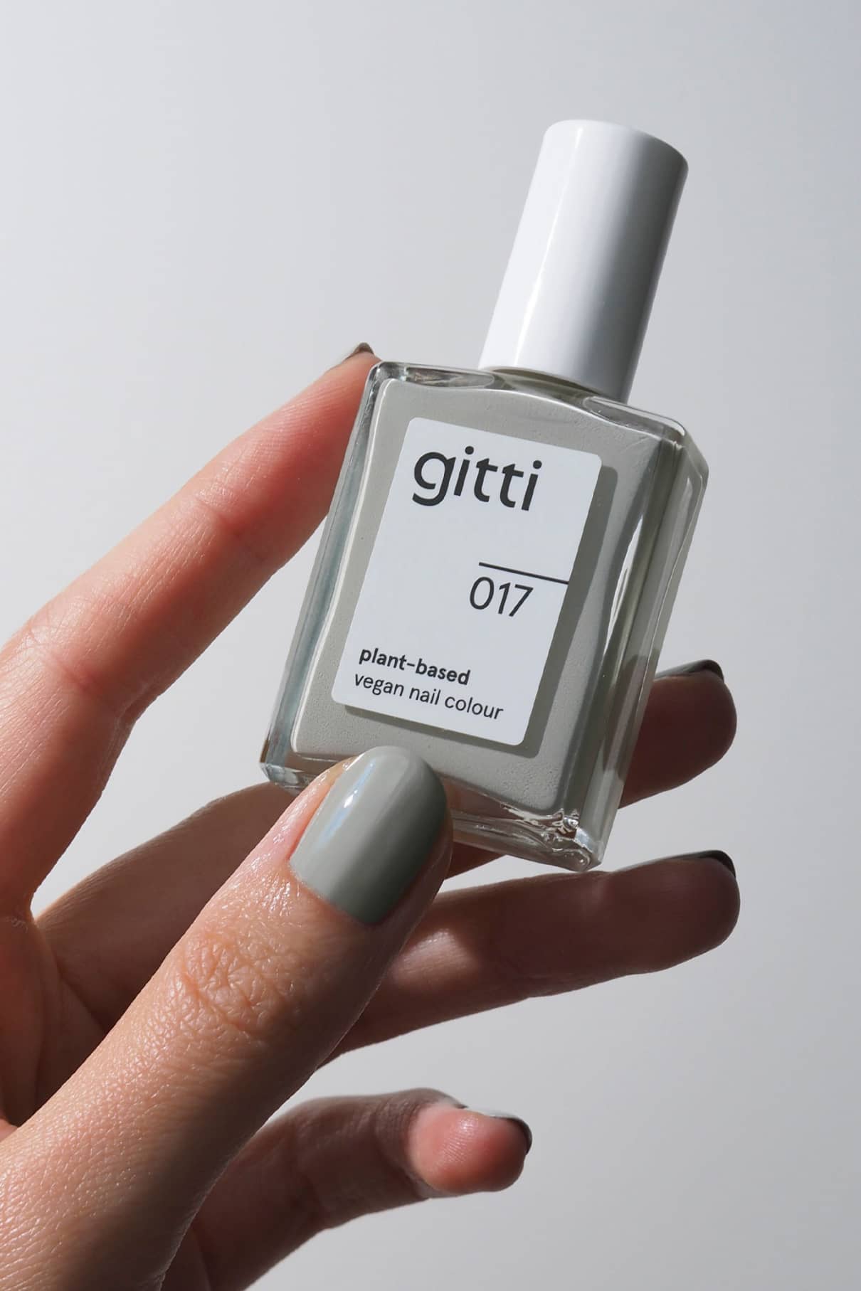 gitti-no-017-plant-based-nagellack-helles-grau-mit-salbei-unterton image 4