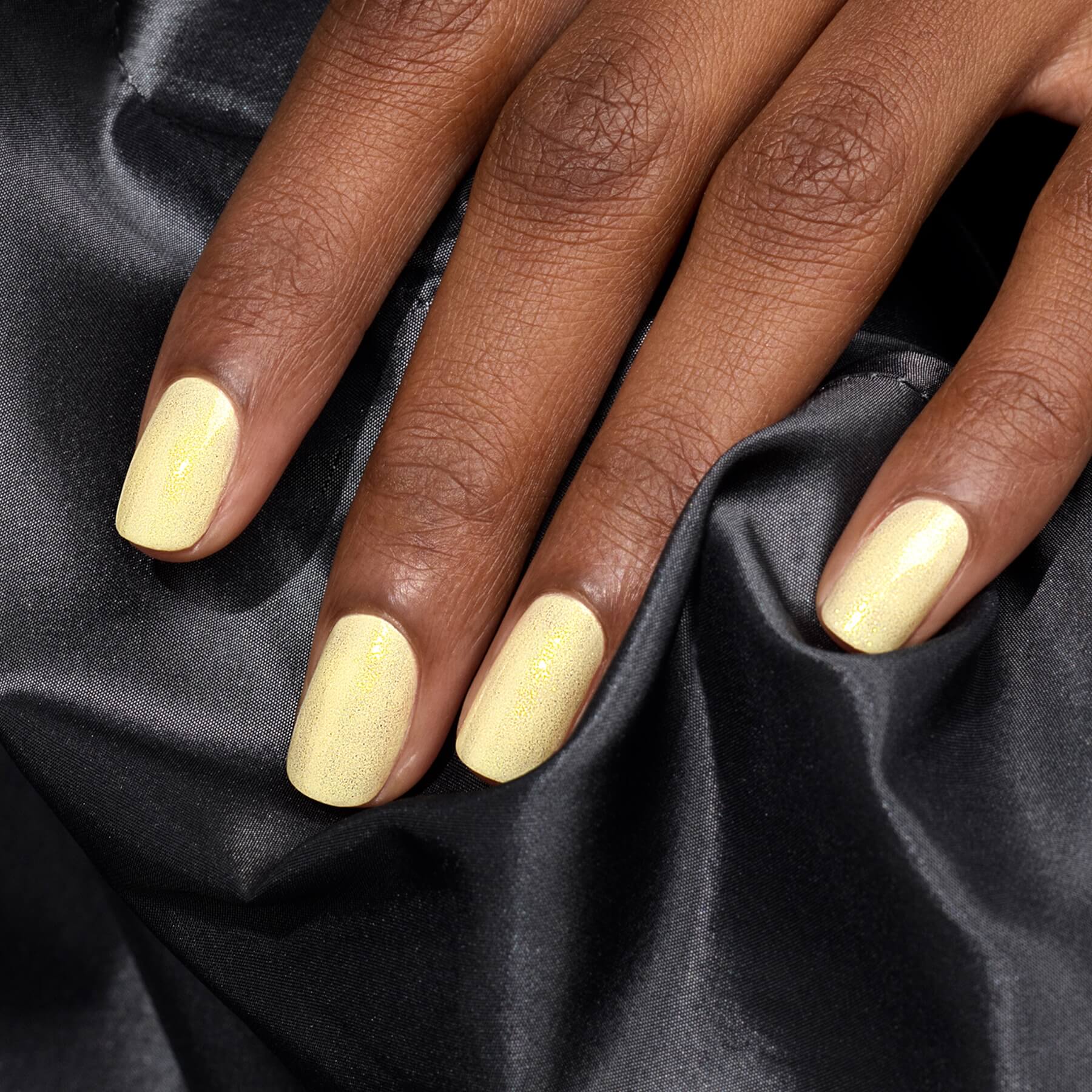 manucurist-green-flash-lemonade-semi-permanenter-gel-nagellack-blassgelb-glitzer image 4