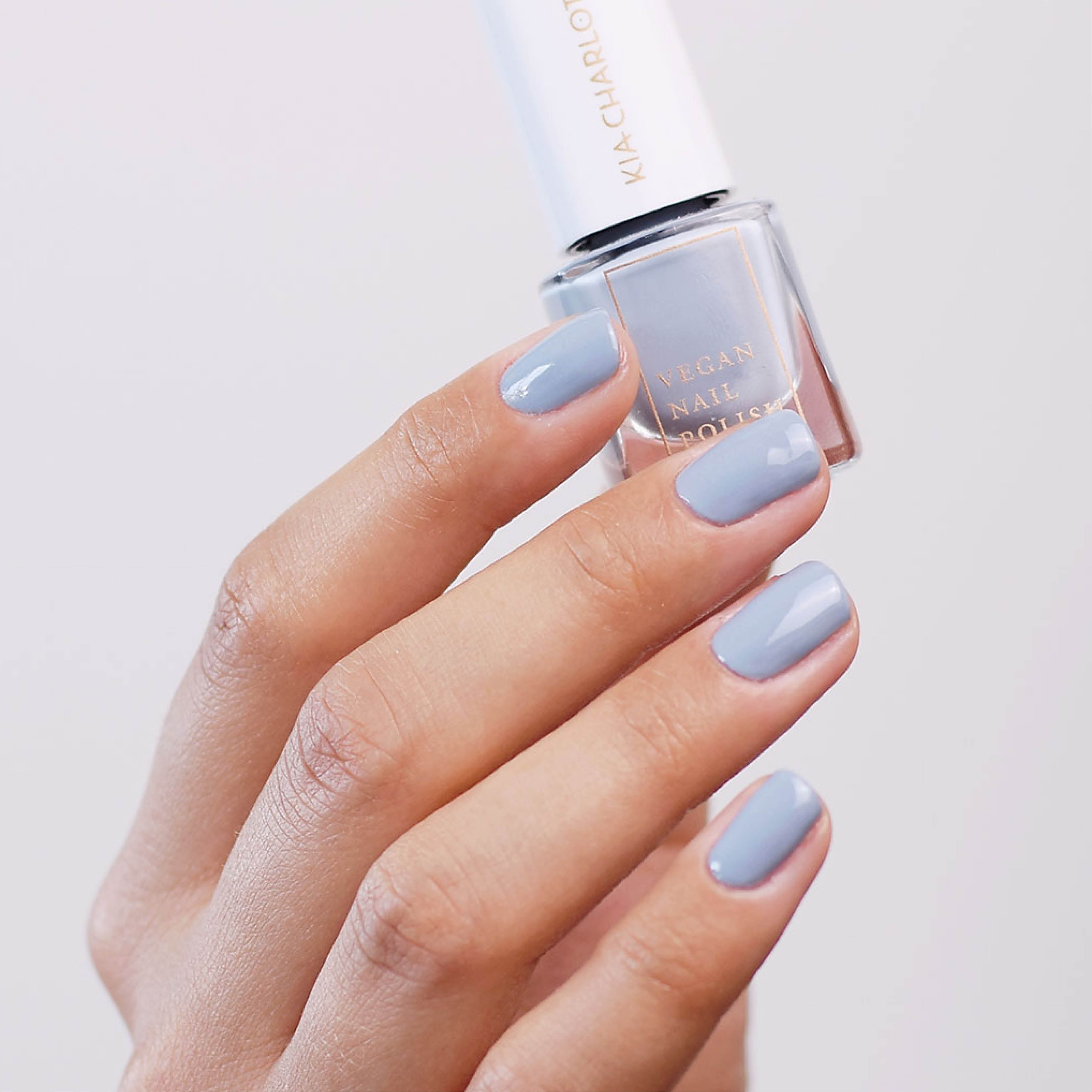 kia-charlotta-nagellack-bloom-from-within-deckendes-blau-grau image 2